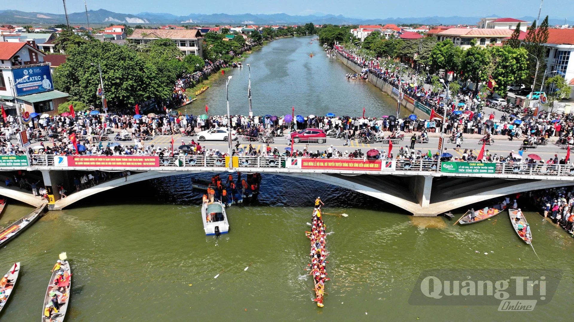 Lễ hội đua, bơi thuyền truyền thống trên sông Kiến Giang thu hút sự quan tâm của đông đảo du khách, người dân-Ảnh: P.S