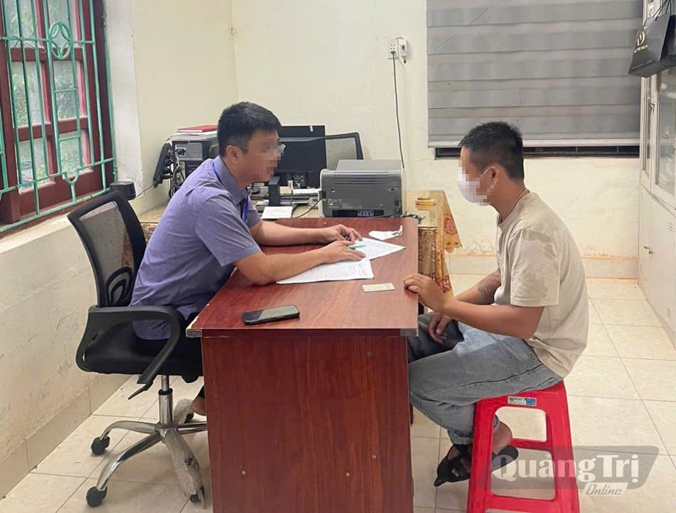 Lực lượng chức năng đã lập biên bản vi phạm hành chính đối với anh N.V.H - Ảnh: S.Q