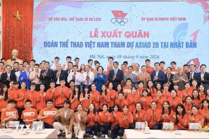 Lê Thanh Thúy và Đinh Quang Kiệt cầm cờ Đoàn Việt Nam tại khai mạc ASIAD 20