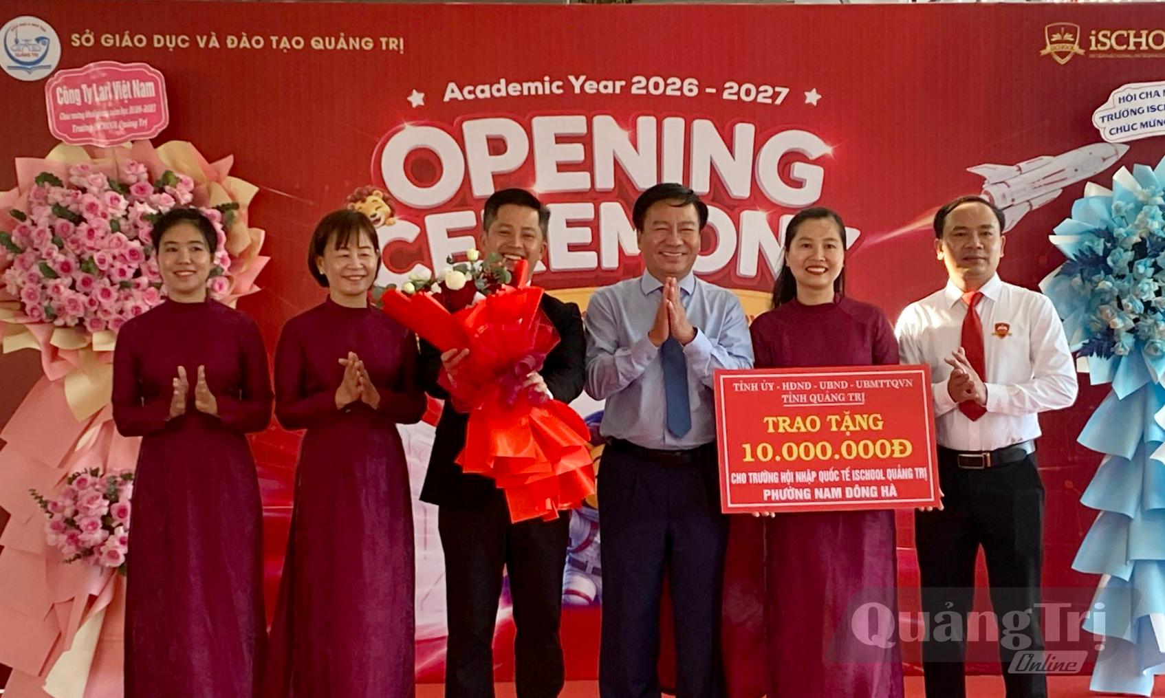 Đồng chí Đào Mạnh Hùng, Phó Chủ tịch Thường trực Ủy ban MTTQ Việt Nam tỉnh tặng quà động viên, chúc mừng thầy, cô giáo và học sinh Trường hội nhập quốc tế Ischool Quảng Trị - Ảnh: M.T