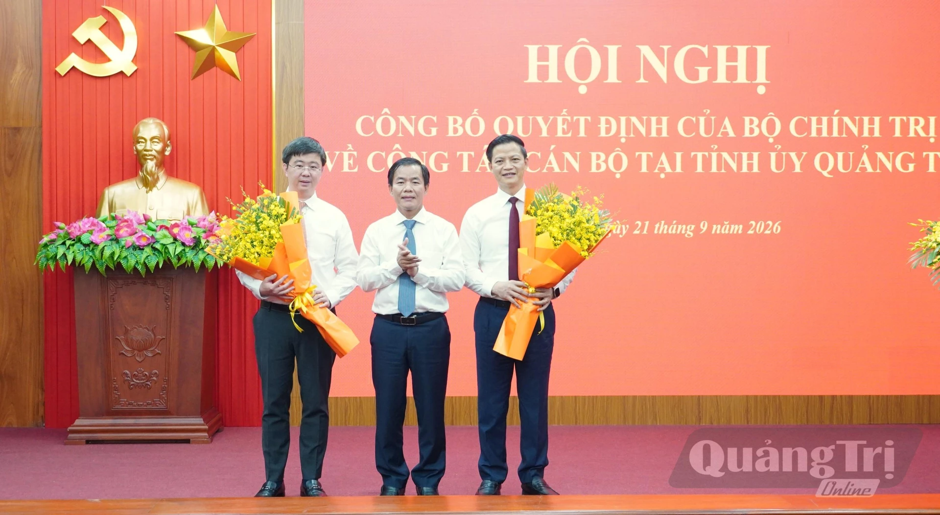 Đồng chí Nguyễn Văn Phương, Phó trưởng Ban Chính sách và chiến lược Trung ương tặng hoa chúc mừng - Ảnh: Q.V
