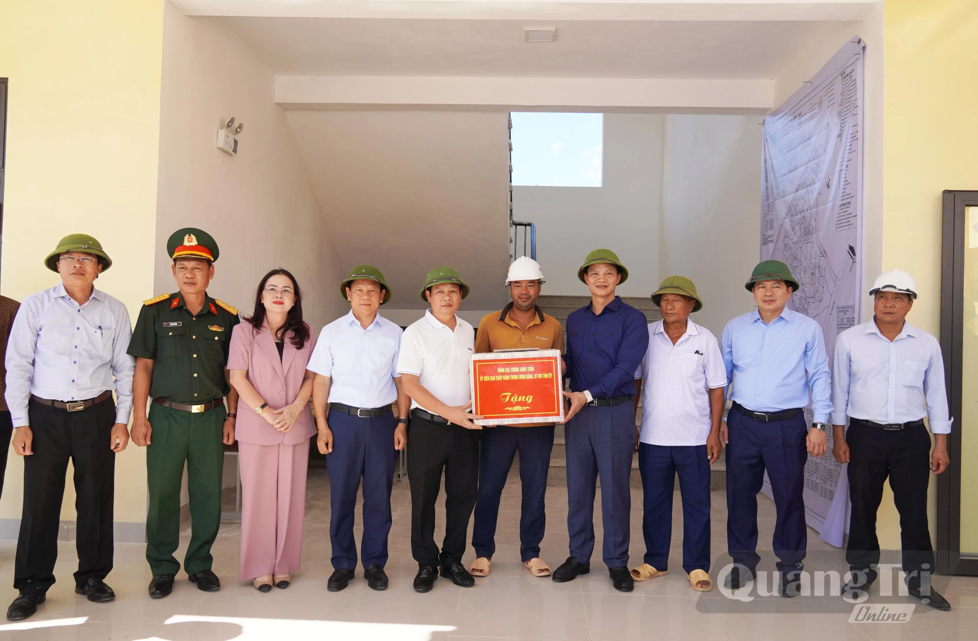 Đồng chí Bí thư Tỉnh ủy Vương Quốc Tuấn cùng đoàn công tác nghe báo cáo tiến độ thực hiện dự án Trường nội trú Tiểu học và Trung học cơ sở Dân Hóa - Ảnh: X.P