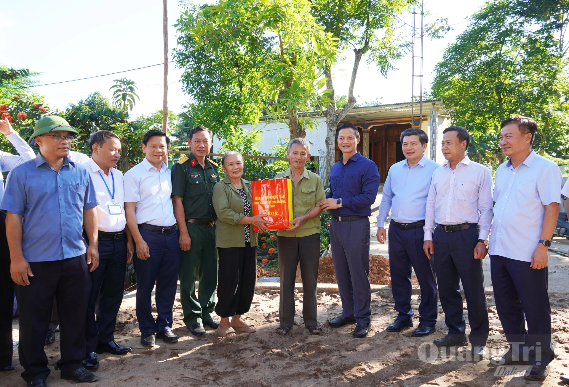 Đồng chí Bí thư Tỉnh ủy Vương Quốc Tuấn tặng quà cho gia đình chính sách tại xã Tuyên Lâm - Ảnh: X.P