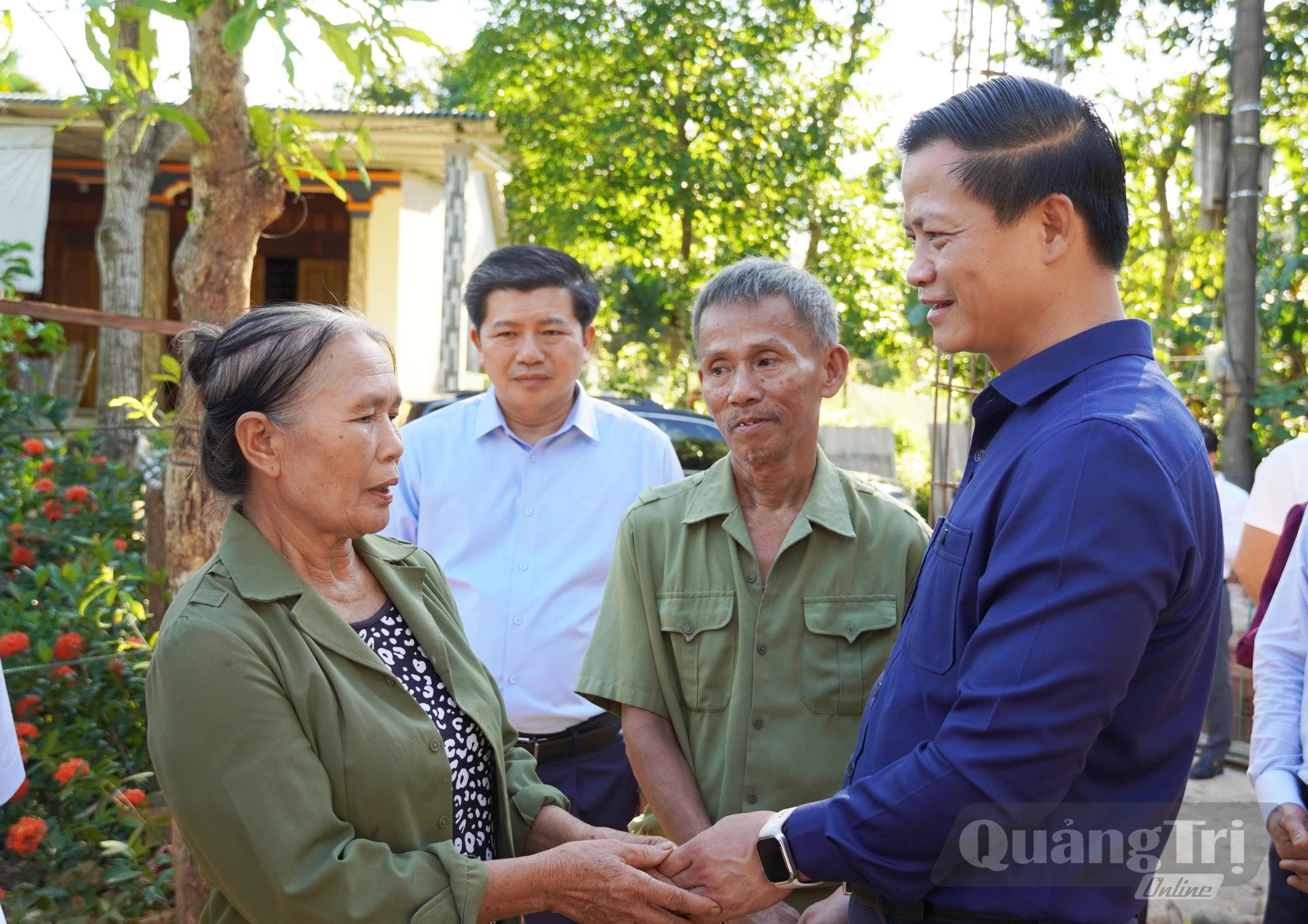 Đồng chí Bí thư Tỉnh ủy Vương Quốc Tuấn tặng quà cho gia đình chính sách tại xã Tuyên Lâm - Ảnh: X.P