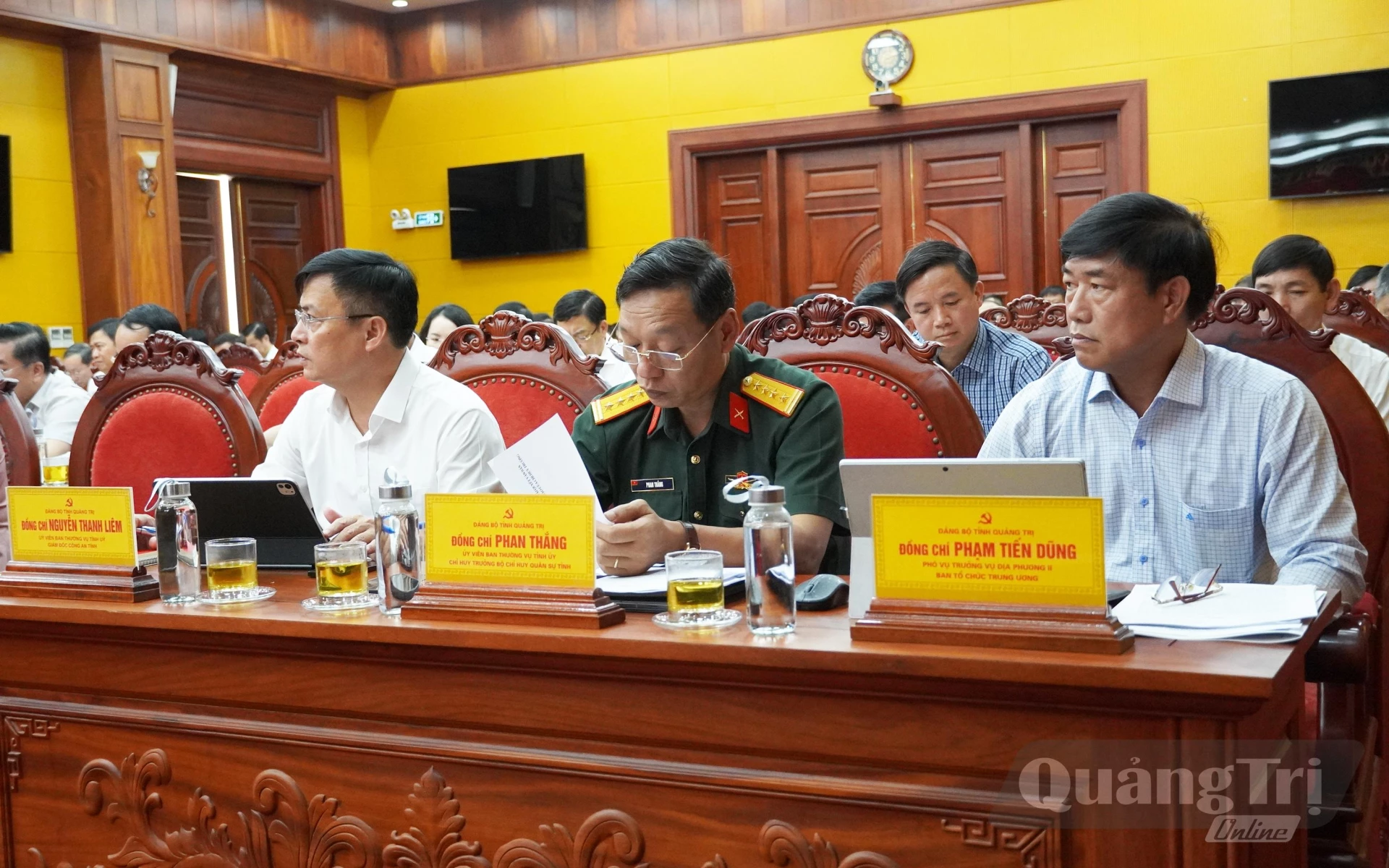 Đồng chí Phó Chủ tịch Thường trực UBND tỉnh Hoàng Nam báo cáo tình hình phát triển KT – XH quý III và 9 tháng đầu năm 2026 - Ảnh: X.P
