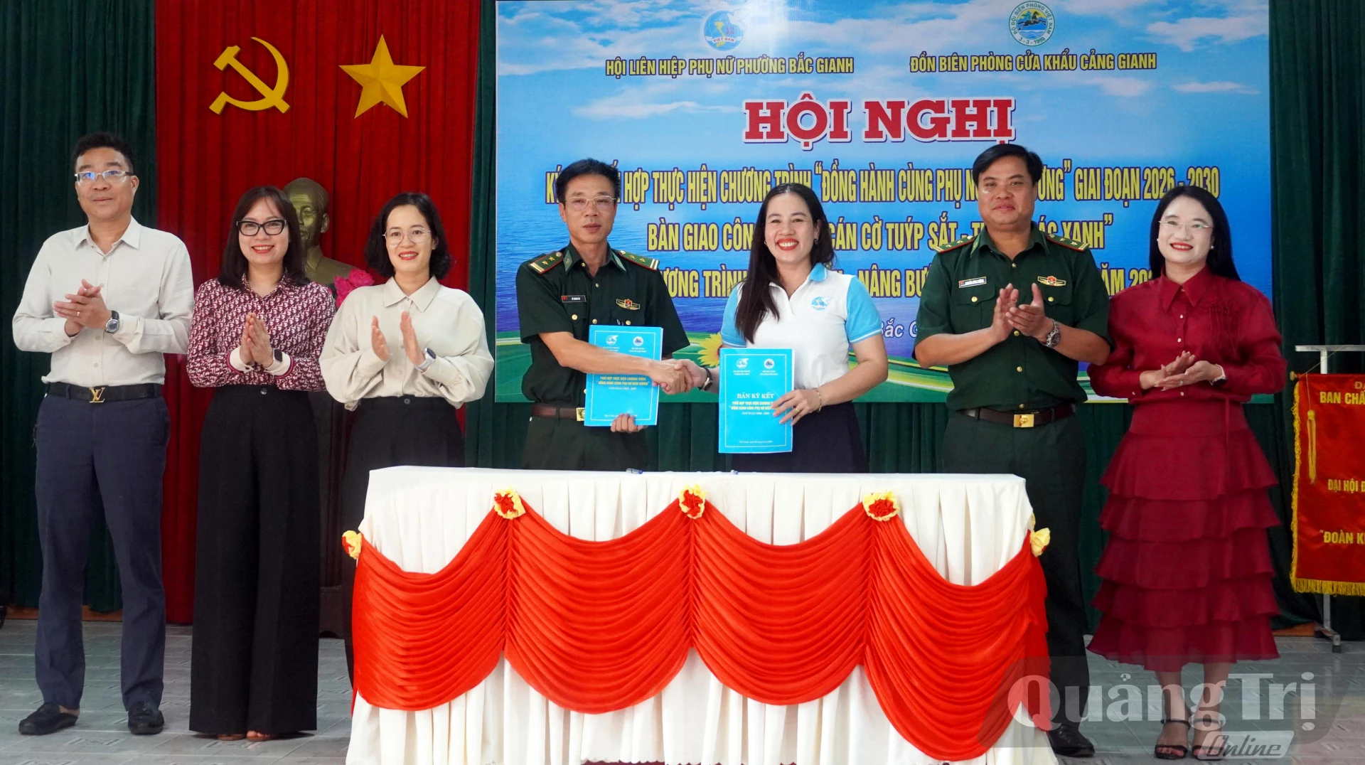 Hội LHPN phường Bắc Gianh và Đồn Biên phòng cửa khẩu Cảng Gianh ký kết chương trình - Ảnh: N.M