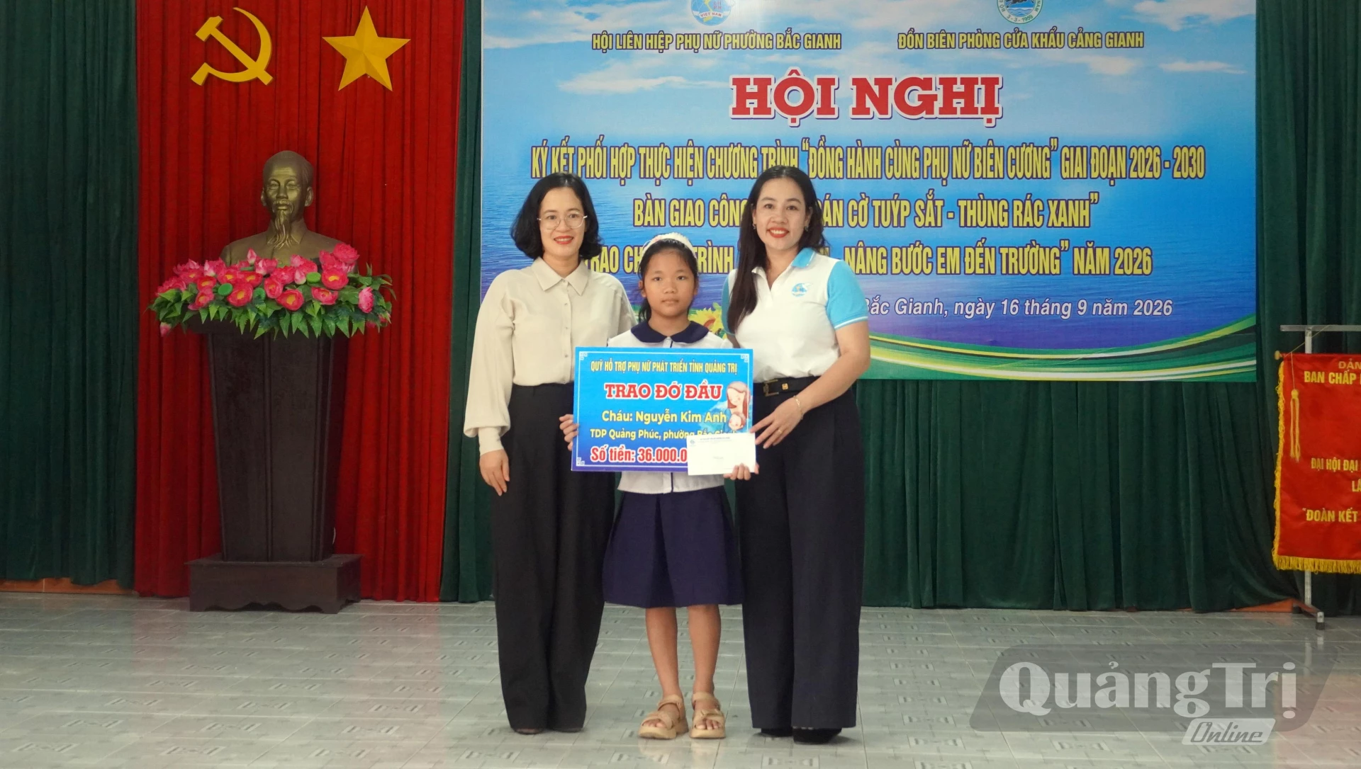 Lãnh đạo phường Bắc Gianh và Hội LHPN phường trao kinh phí đỡ đầu của Hội LHPN tỉnh cho các cháu - Ảnh: N.M