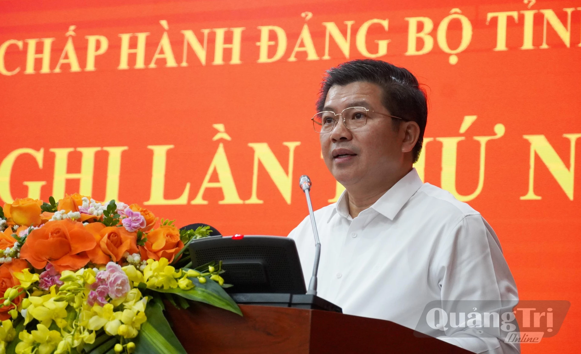 Đồng chí Trần Vũ Khiêm, Phó Bí thư Thường trực Tỉnh ủy, Trưởng đoàn đại biểu Quốc hội tỉnh trình bày báo cáo công tác xây dựng Đảng Quý 3 và triển khai nhiệm vụ Quý 4 năm 2026 - Ảnh: X.P
