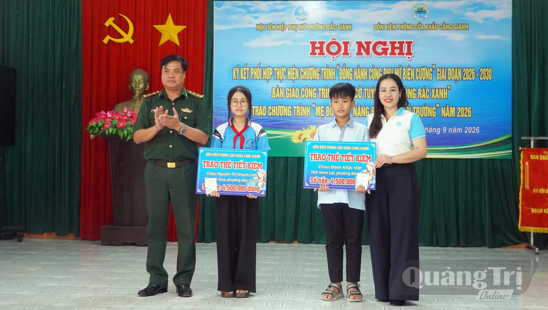 Hội LHPN phường Bắc Gianh và Đồn Biên phòng Cửa khẩu Cảng Gianh trao kinh phí đỡ đầu cho các cháu - Ảnh: N.M