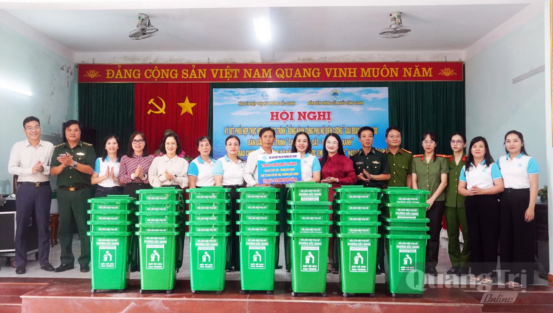 Hội LHPN phường Bắc Gianh và Đồn Biên phòng Cửa khẩu Cảng Gianh bàn giao thùng rác xanh cho TDP Mỹ Hòa - Ảnh: N.M