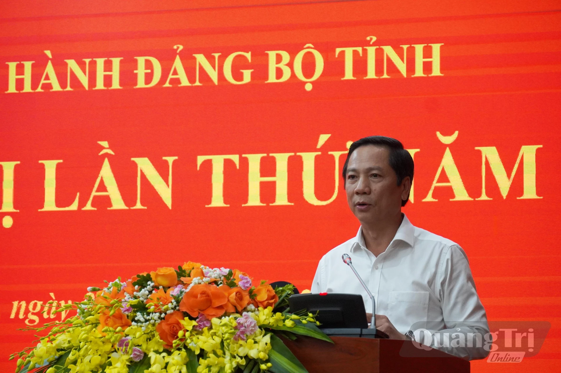 Đồng chí Phó Chủ tịch Thường trực UBND tỉnh Hoàng Nam báo cáo tình hình phát triển KT – XH quý III và 9 tháng đầu năm 2026 - Ảnh: X.P