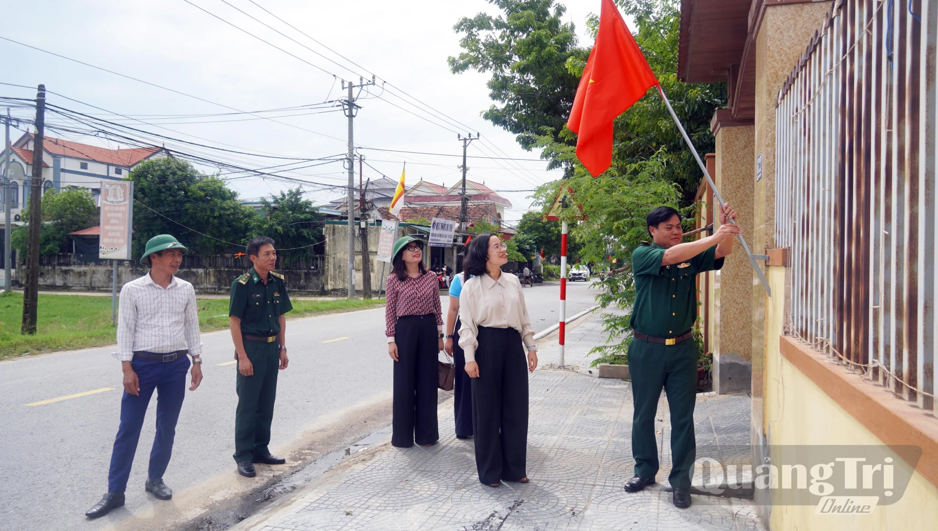 Đồn Biên phòng Cửa khẩu Cảng Gianh và Hội LHPN phường Bắc Gianh àn giao công trình “Cán cờ tuýp sắt - Ảnh: N.M