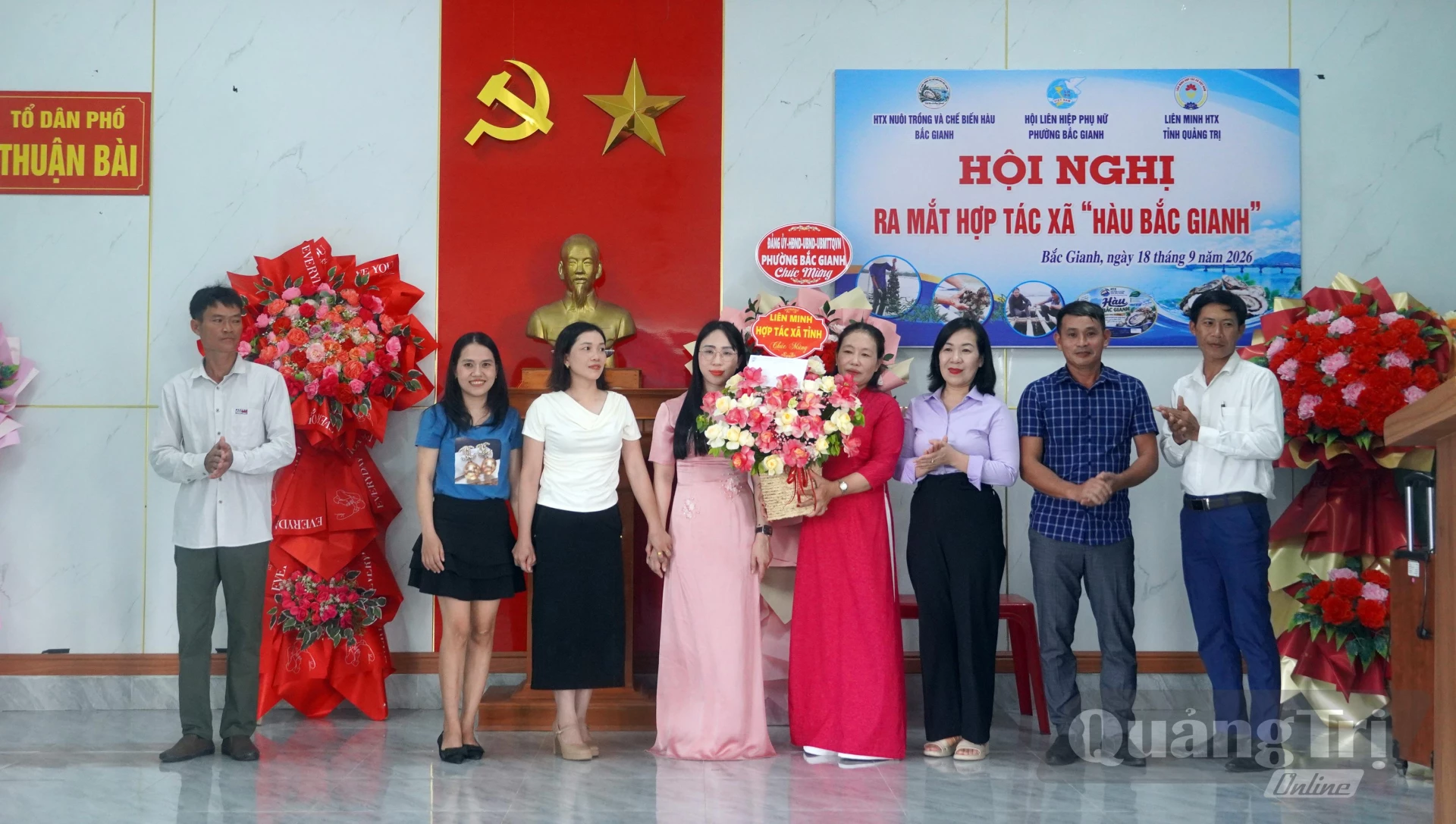 Đại diện lãnh đạo Liên minh Hợp tác xã tỉnh tặng hoa chúc mừng HTX Nuôi trồng và Chế biến hàu Bắc Gianh - Ảnh: N.M