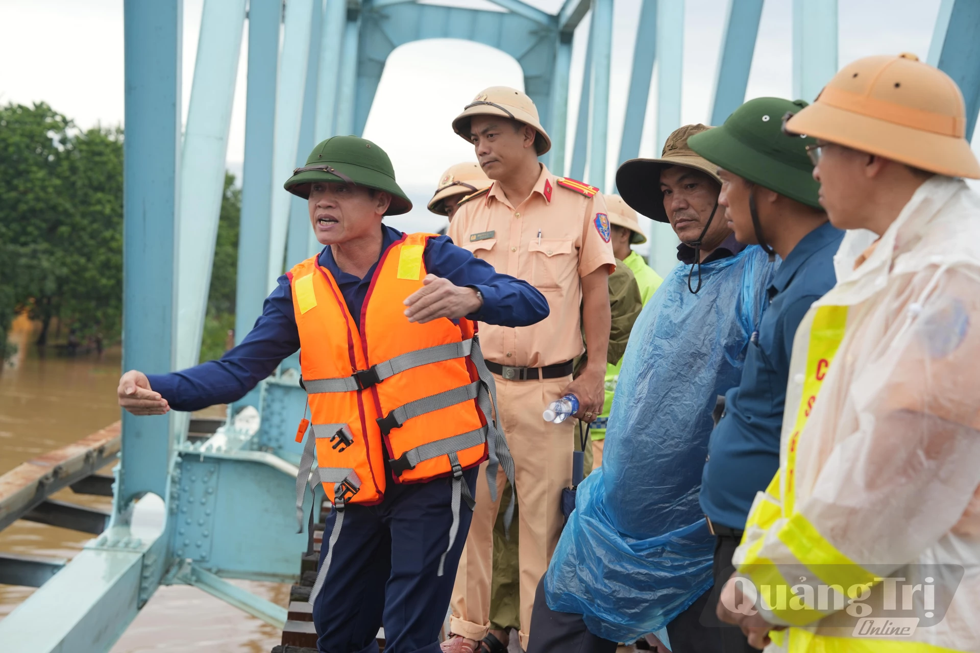 Đồng chí Lê Văn Bảo, Phó Chủ tịch UBND tỉnh chỉ đạo khắc phục mắc kẹt xà lan tại cầu sắt Mỹ Chánh xã Nam Hải Lăng - Ảnh: Mỹ Nhị
