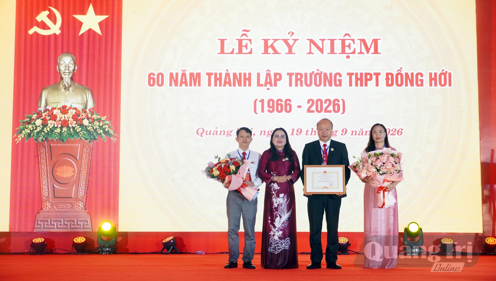 Đồng chí Lê Thị Hương, Tỉnh ủy viên, Giám đốc Sở GD-ĐT trao Bằng khen của Bộ GD-ĐT cho Trường THPT Đồng Hới - Ảnh: N.M