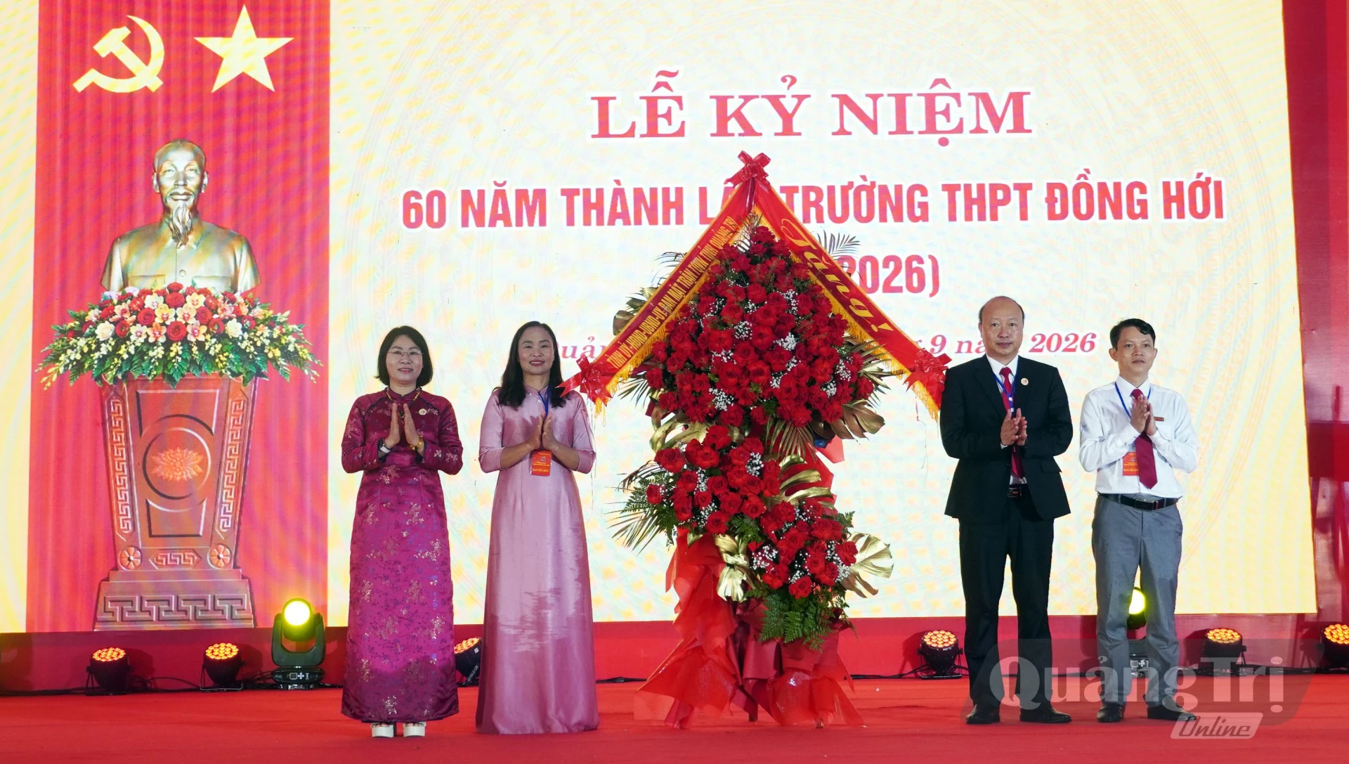 Đồng chí Phạm Thị Minh Huệ, Ủy viên Ban Thường vụ Tỉnh ủy, Chủ nhiệm UBKT Tỉnh ủy tặng hoa chúc mừng Trường THPT Đồng Hới - Ảnh: N.M