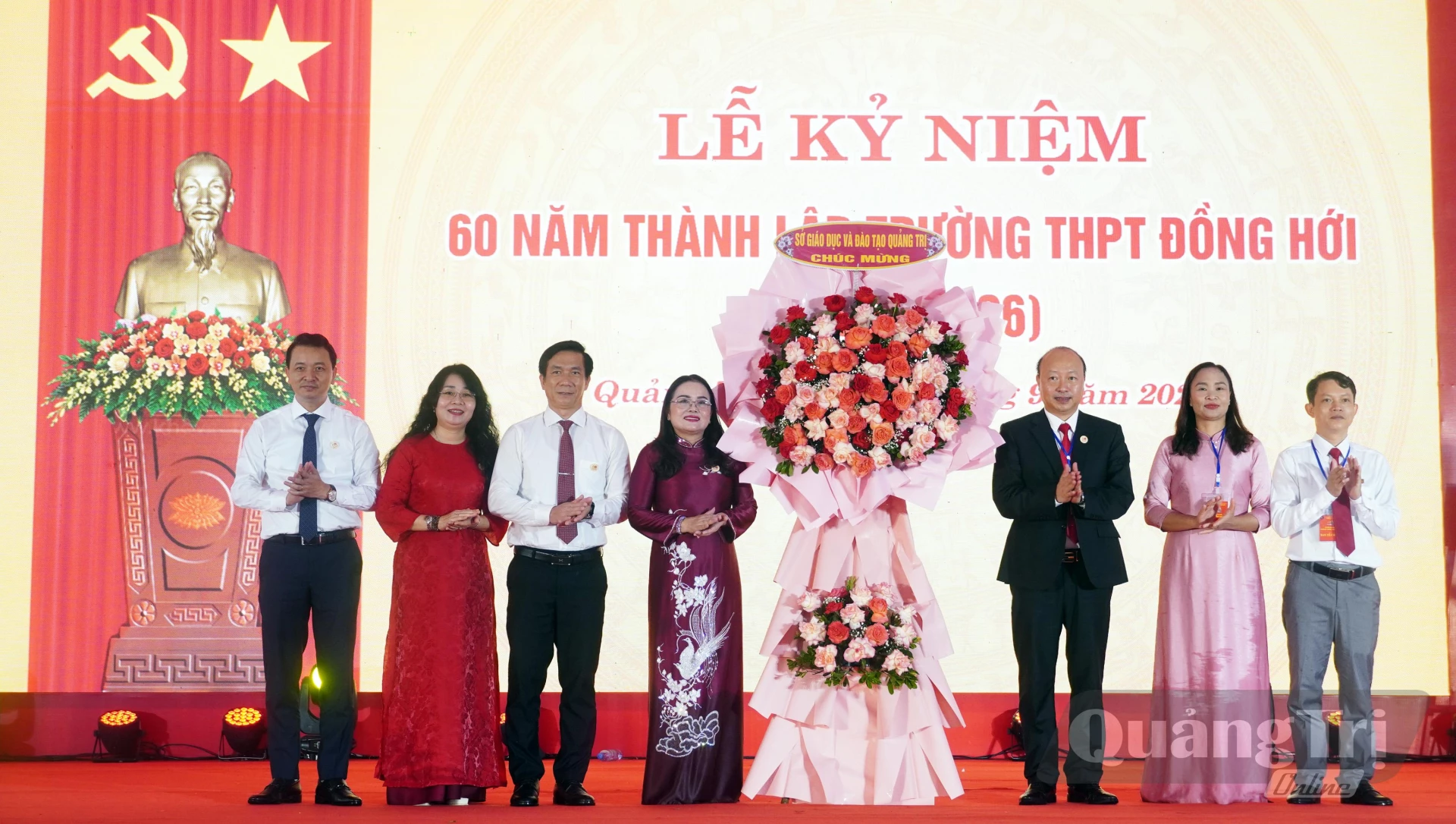 Đồng chí Lê Thị Hương, Tỉnh ủy viên, Giám đốc Sở GD-ĐT tặng hoa chúc mừng Trường THPT Đồng Hới - Ảnh: N.M