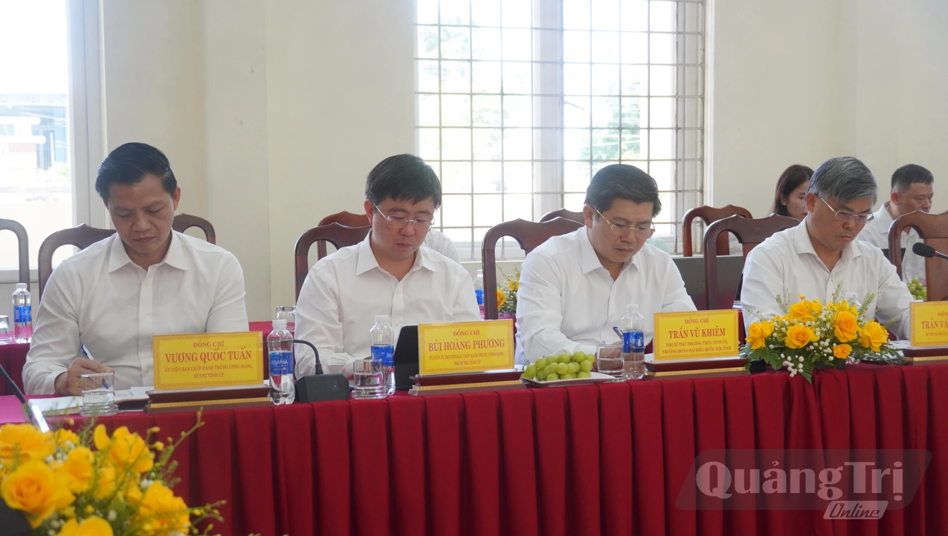 Các đồng chí lãnh đạo tỉnh và xã Nam Trạch dự buổi làm việc - Ảnh: N.M