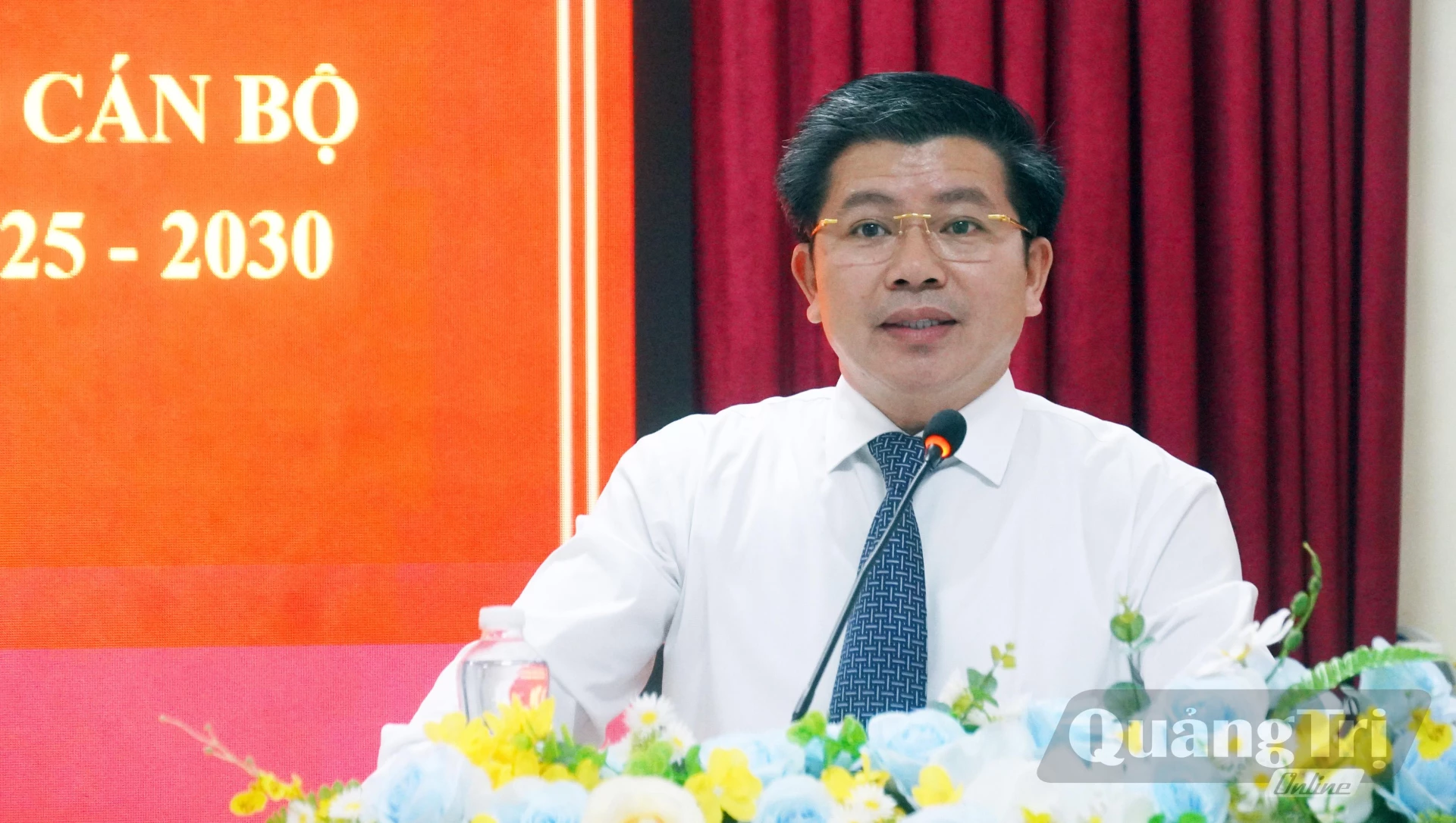 Đồng chí Phó Bí thư Thường trực Tỉnh ủy Trần Vũ Khiêm phát biểu tại lễ bế giảng - Ảnh: N.M