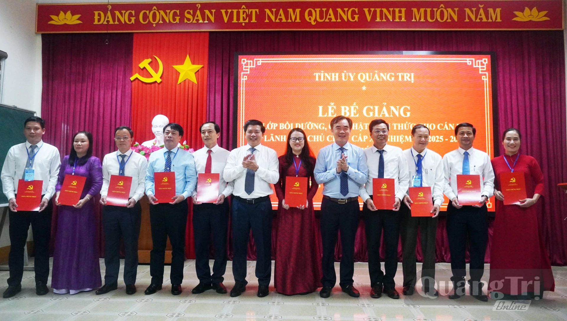 Đồng chí Phó Bí thư Thường trực Tỉnh ủy Trần Vũ Khiêm và đồng chí Trưởng Ban Tổ chức Tỉnh ủy Nguyễn Lương Bình trao chứng chỉ cho các học viên - Ảnh: N.M