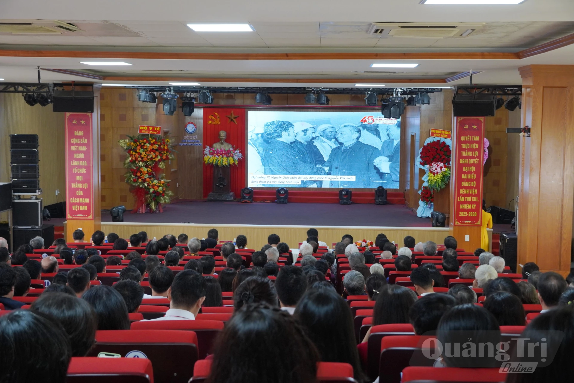 Các đại biểu ôn lại những dấu mốc quan trọng trong hành trình 45 năm hình thành và phát triển của bệnh viện - Ảnh: HL
