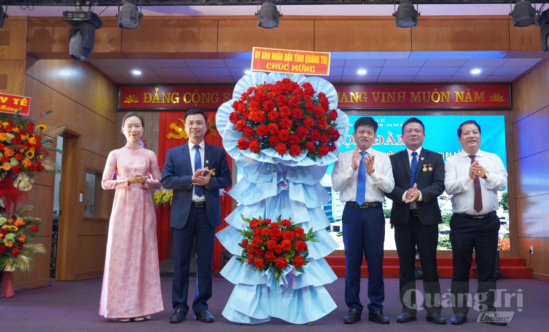 Thay mặt lãnh đạo tỉnh, đồng chí Lê Văn Bảo, Phó Chủ tịch UBND tỉnh tặng hoa chúc mừng tập thể Bệnh viện hữu nghị Việt Nam - Cuba Đồng Hới - Ảnh: HL