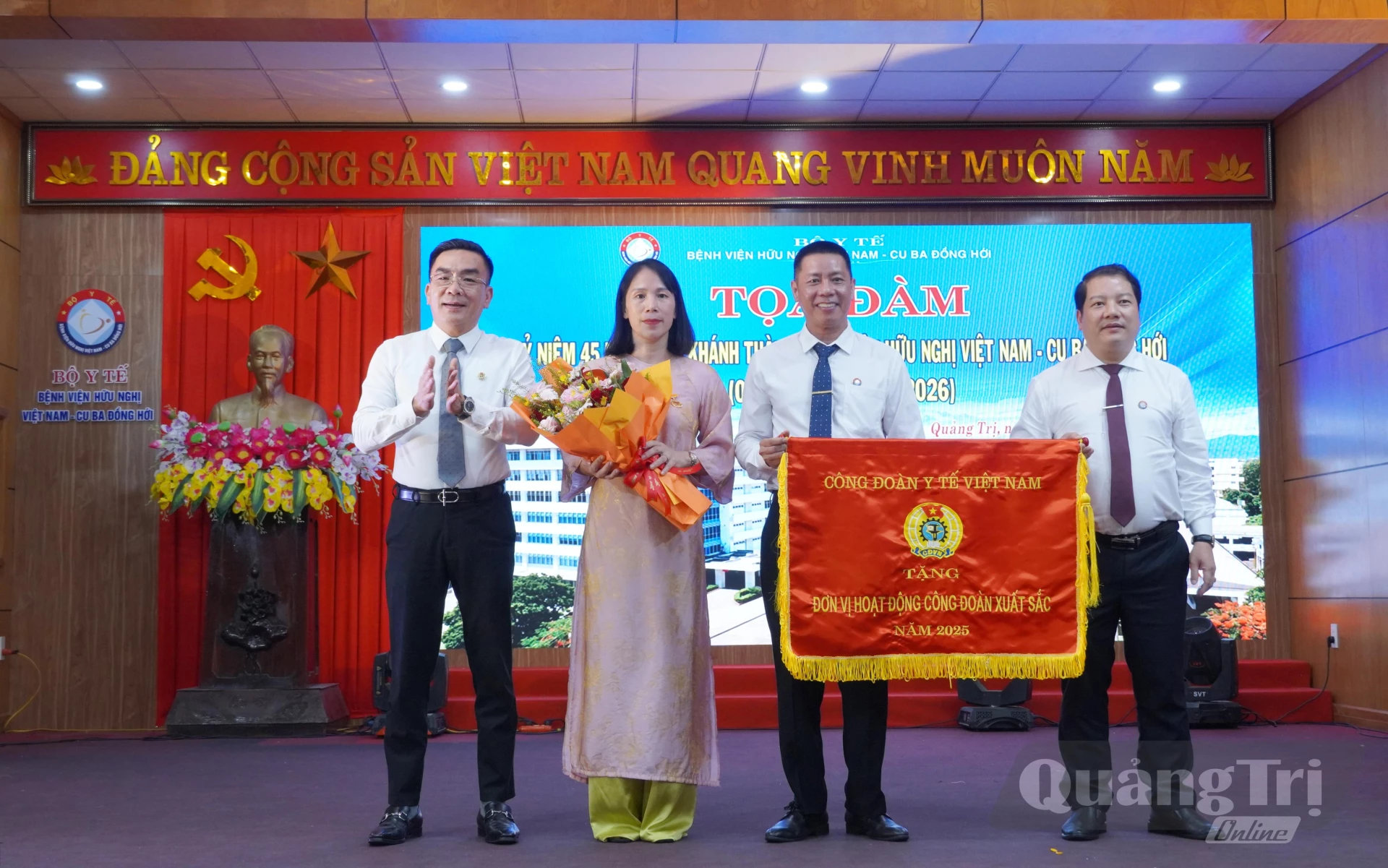 Chủ tịch Công đoàn Y tế Việt Nam trao Cờ thi đua cho Công đoàn cơ sở Bệnh viện hữu nghị Việt Nam - Cuba Đồng Hới - Ảnh: HL