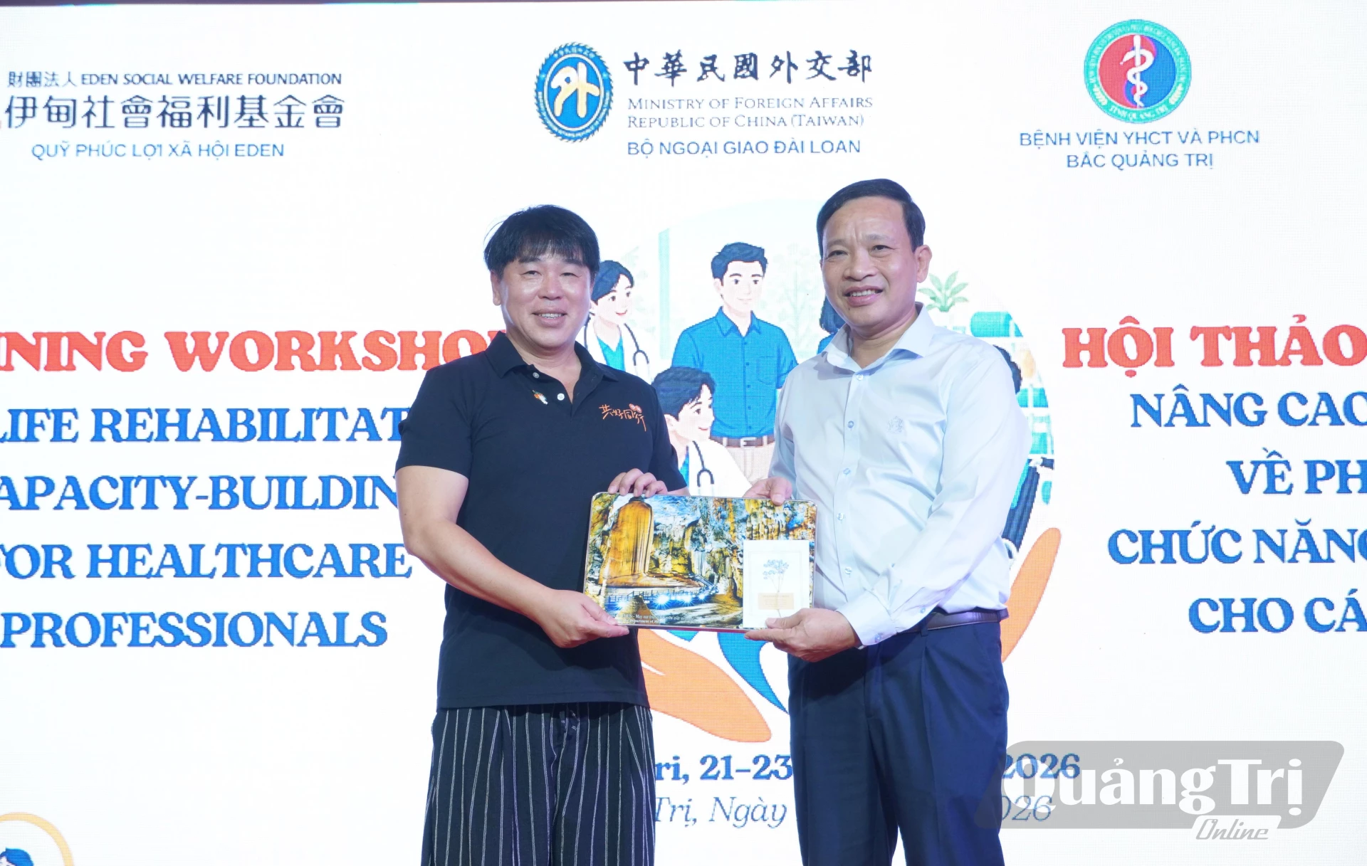 Đại diện lãnh đạo Sở Y tế tặng quà, cảm ơn Quỹ Phúc lợi Xã hội EDEN-Ảnh: HL