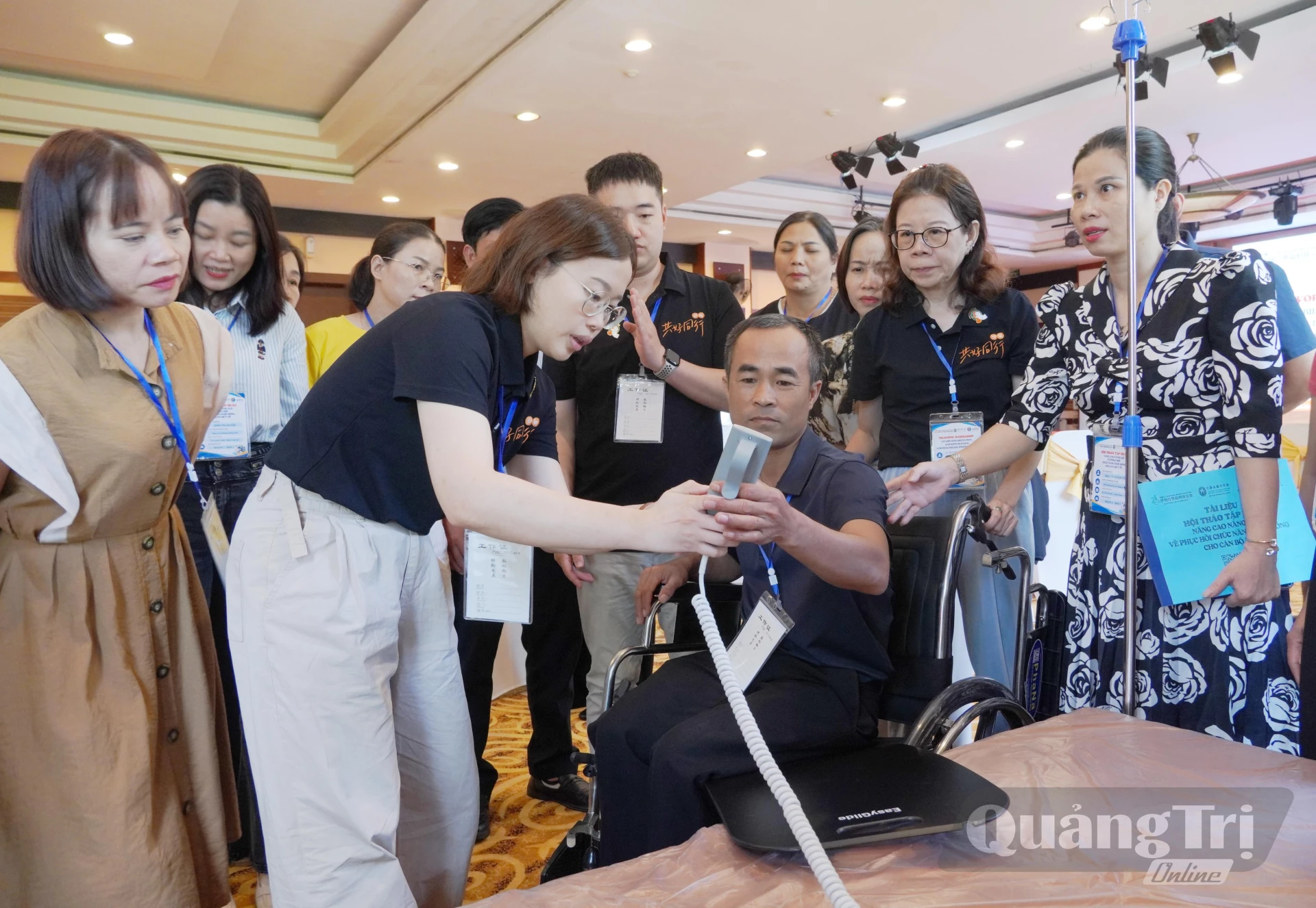 Các giảng viên hướng dẫn học viên cách sử dụng các dụng cụ hỗ trợ đi lại, tập luyện và sinh hoạt cá nhân cho người khuyết tật-Ảnh: HL