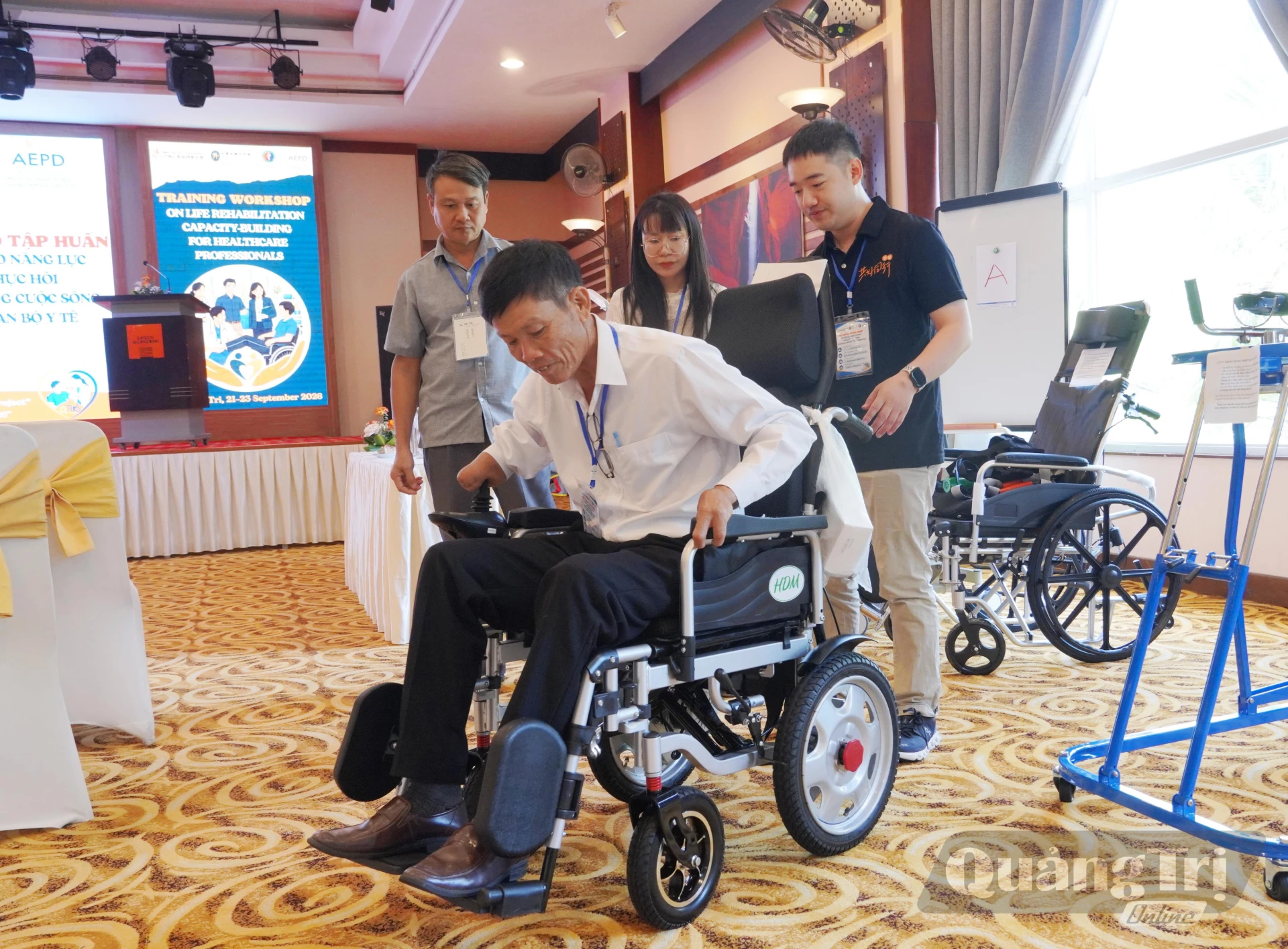 Các giảng viên hướng dẫn học viên cách sử dụng các dụng cụ hỗ trợ đi lại, tập luyện và sinh hoạt cá nhân cho người khuyết tật-Ảnh: HL