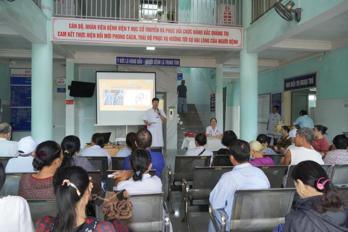 Đưa kiến thức y khoa đến gần người dân