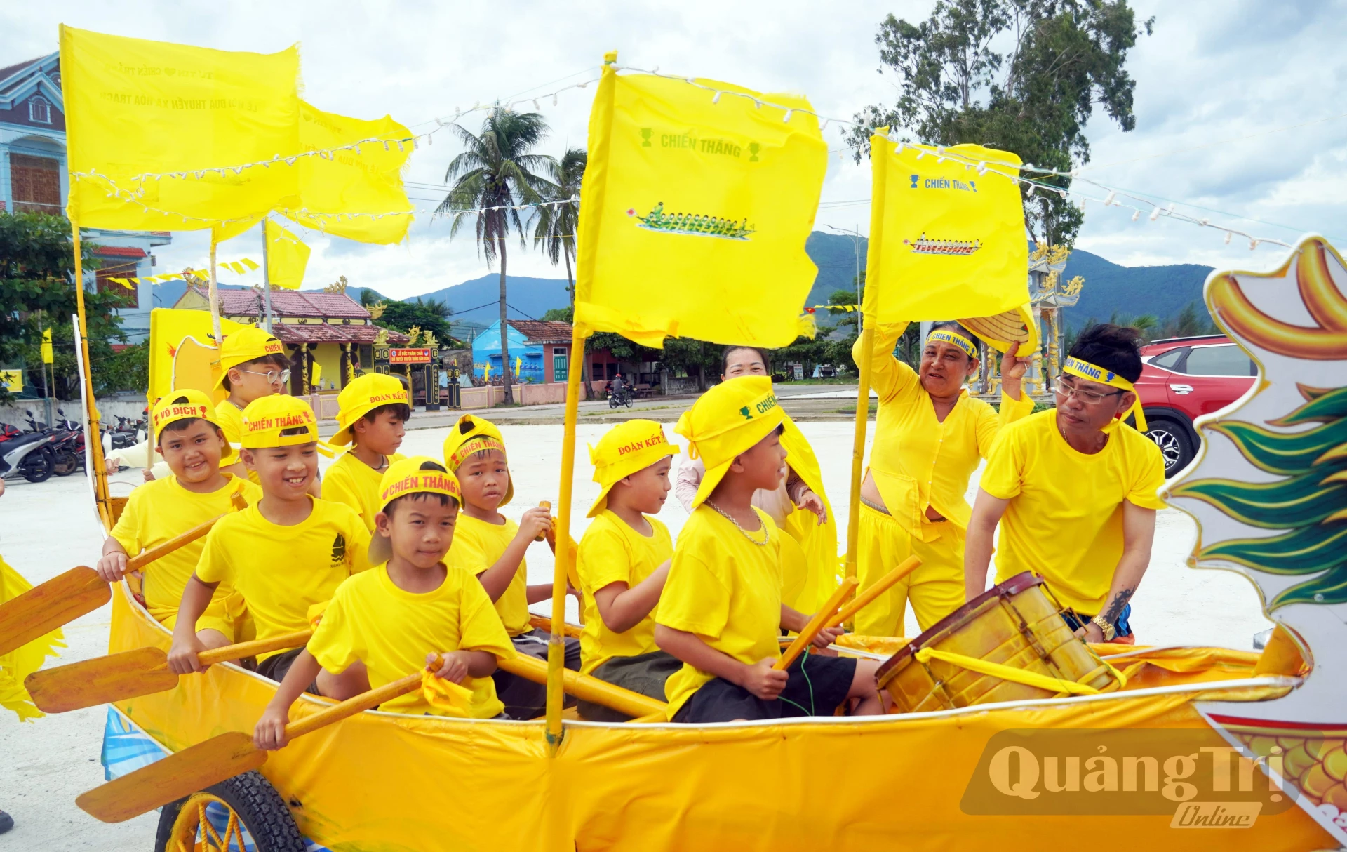 Những cổ động viên nhí đáng yêu - Ảnh: N.M