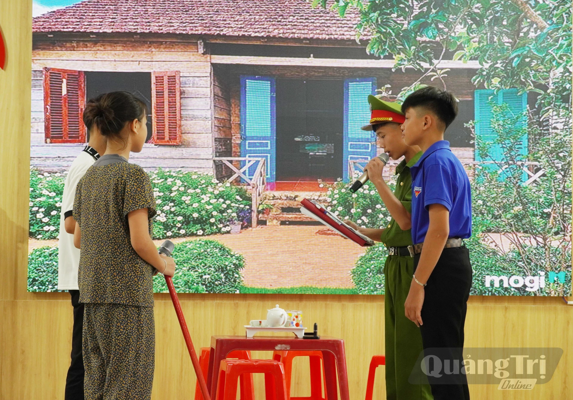 Trẻ em trực tiếp tham gia tuyên truyền về kỹ năng tự bảo vệ trước nguy cơ xâm hại trên môi trường mạng, thông qua phiên tòa giả định - Ảnh: H.L