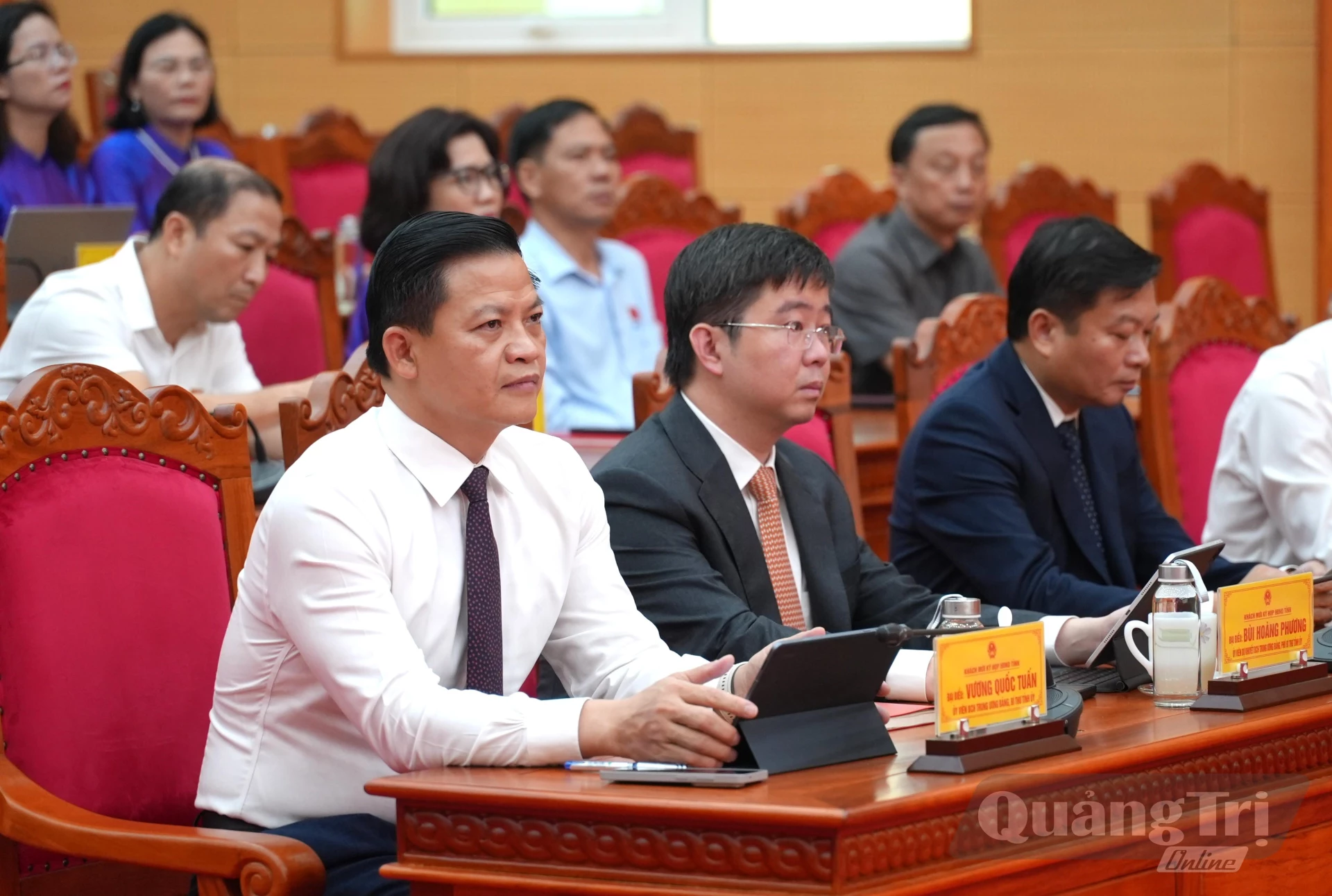 Ông Vương Quốc Tuấn, Bí thư Tỉnh ủy và ông Bùi Hoàng Phương, Phó Bí thư Tỉnh ủy tham dự kỳ họp - Ảnh: T.Đ