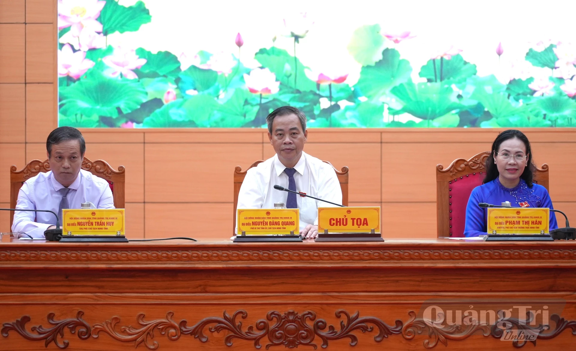 Các ông bà trong Thường trực HĐND tỉnh chủ trì và điều hành kỳ họp - Ảnh: T.Đ