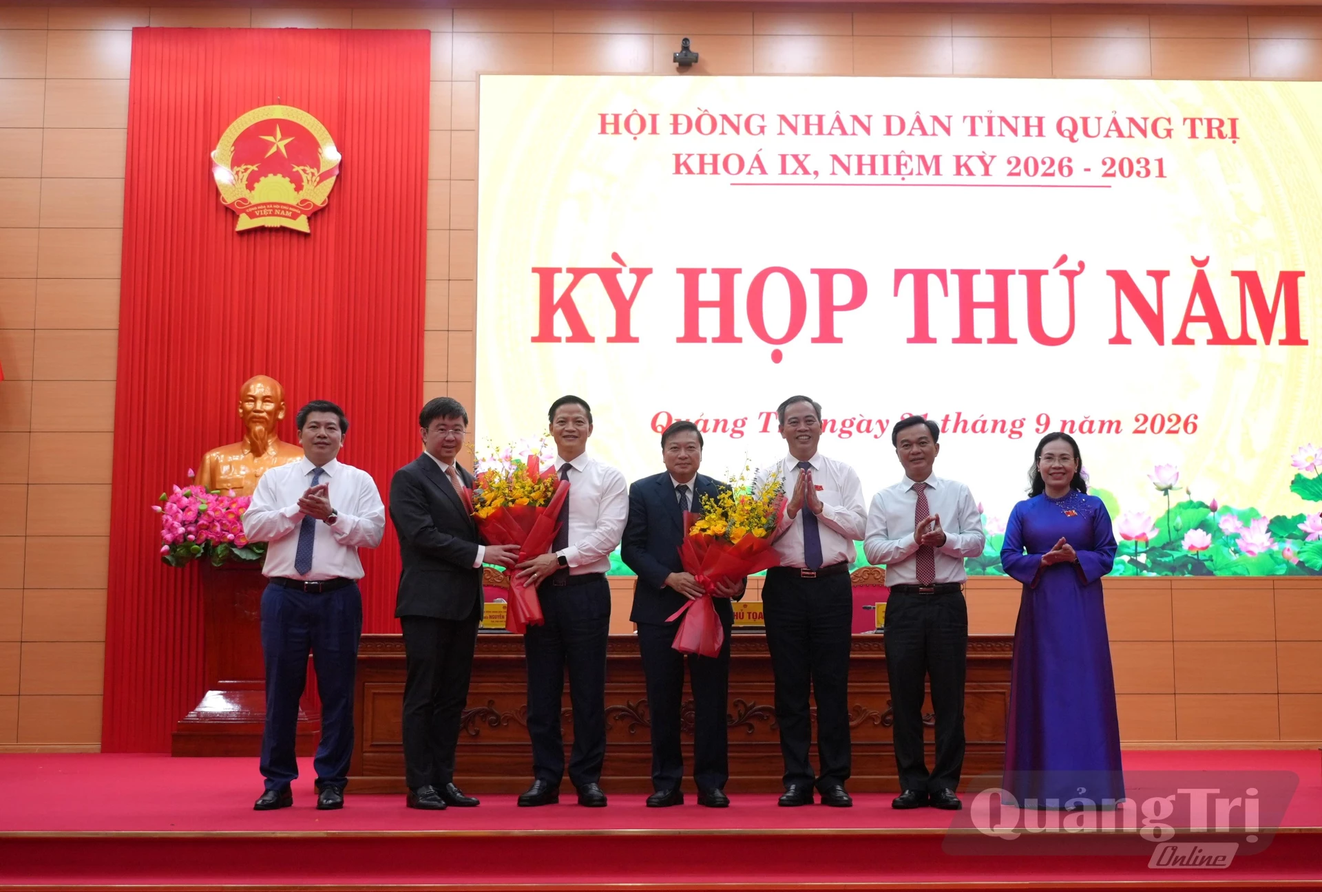 Lãnh đạo Thường trực Tỉnh ủy, Thường trực HĐND tỉnh tặng hoa chúc mừng ông Bùi Hoàng Phương, được bầu giữ chức Chủ tịch UBND tỉnh, nhiệm kỳ 2026 – 2031 và ông Lê Hồng Vinh ( nguyên Chủ tịch UBND tỉnh) Thứ trưởng Bộ Xây dựng - Ảnh: T.Đ
