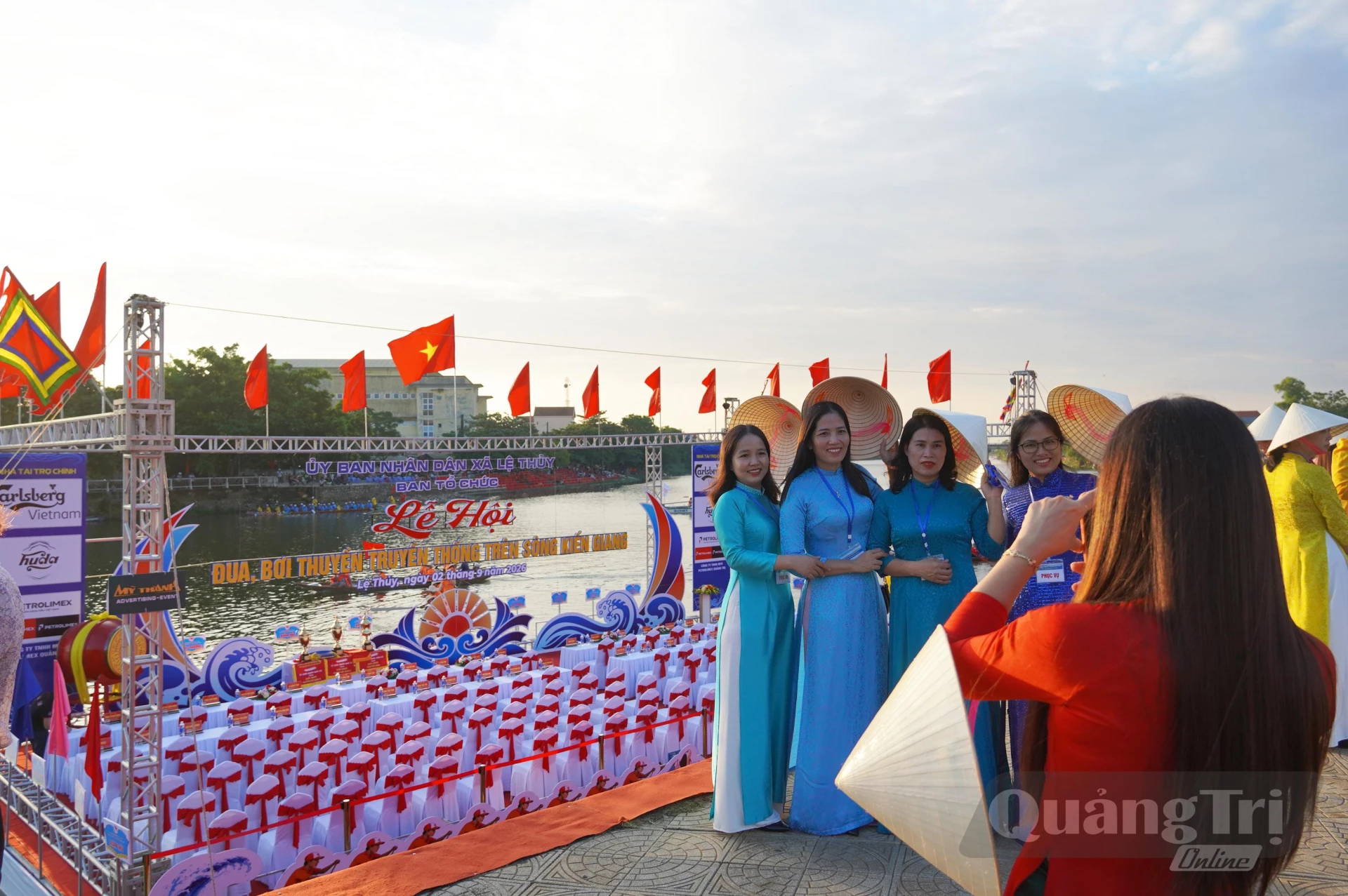Rộn ràng hội đua, bơi truyền thống trên dòng Kiến Giang