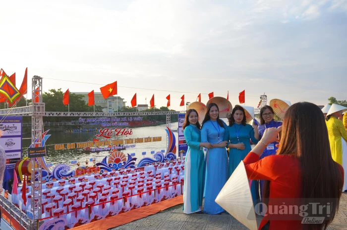 Rộn ràng hội đua, bơi truyền thống trên dòng Kiến Giang