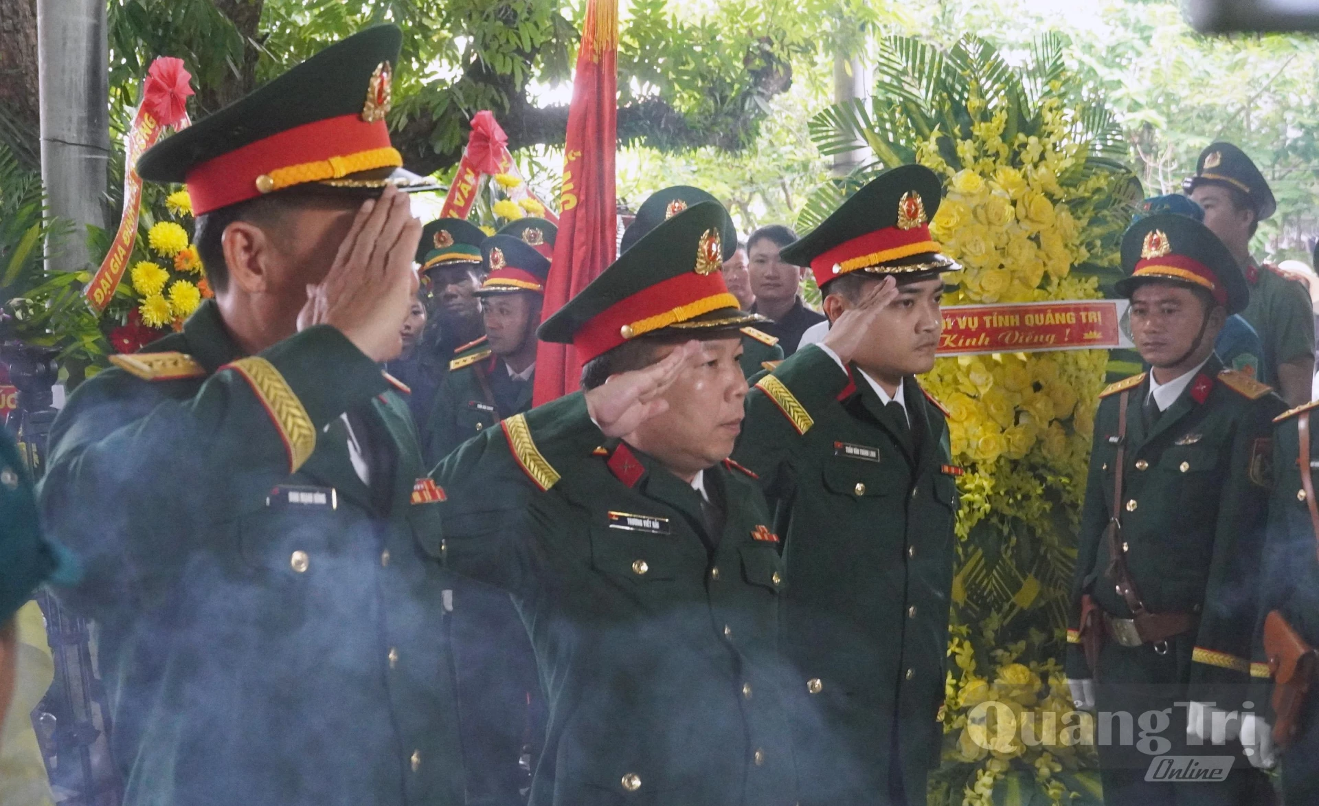 Lãnh đạo Bộ Chỉ huy Quân sự tỉnh dâng hương tri ân liệt sĩ Nguyễn Quốc Hội - Ảnh: N.M