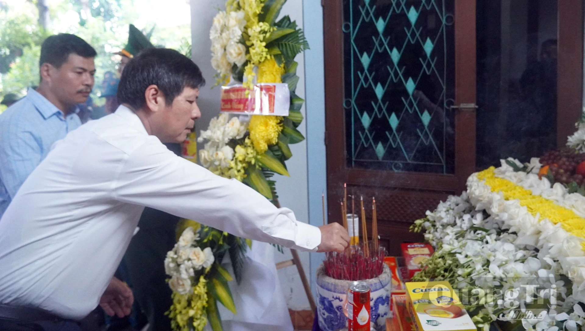 Lãnh đạo Sở Nội vụ dâng hương tri ân liệt sĩ Nguyễn Quốc Hội - Ảnh: N.M