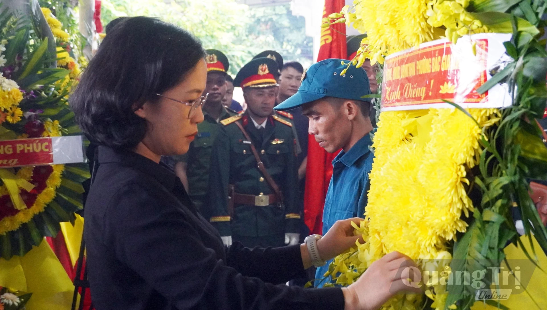 Lãnh đạo phường Bắc Gianh dâng hoa tri ân liệt sĩ Nguyễn Quốc Hội - Ảnh: N.M