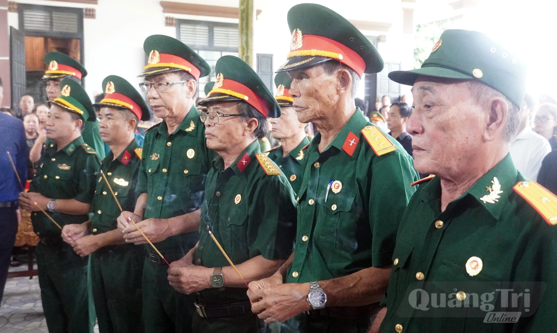 Các cựu chiến binh dâng hương tưởng niệm liệt sĩ Nguyễn Quốc Hội - Ảnh: N.M
