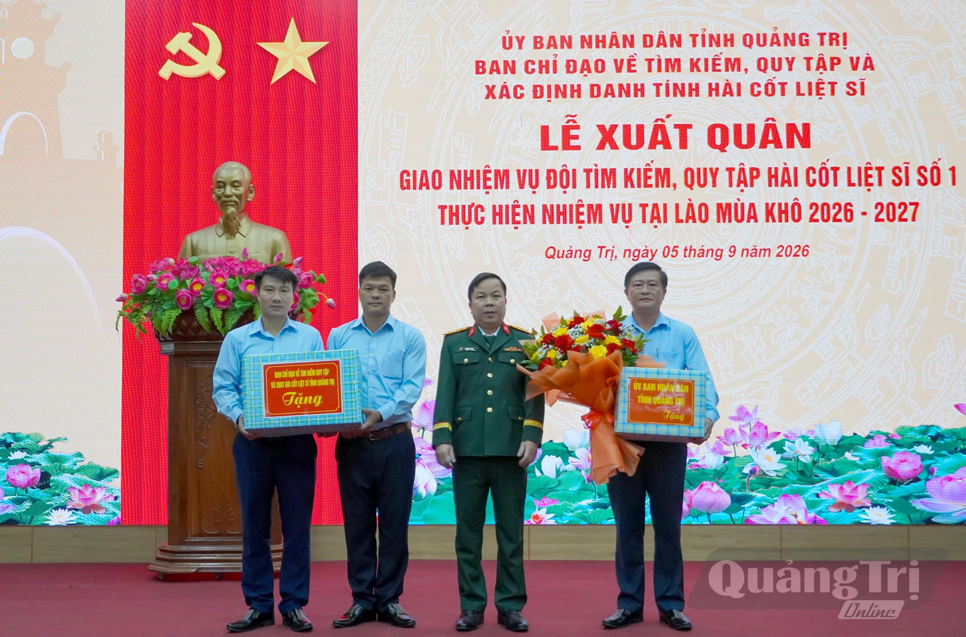 Đồng chí đại tá Trương Viết Hải, Tỉnh ủy viên, Phó Bí thư Thường trực Đảng ủy Quân sự, Chính ủy Bộ CHQS tỉnh, Phó Trưởng ban Thường trực ban Chỉ đạo về tìm kiếm, quy tập và xác định danh tính hài cốt liệt sĩ tỉnh trao quà động viên cán bộ Đội tìm kiếm, quy tập hài cốt liệt sĩ số 1- Ảnh: N.H