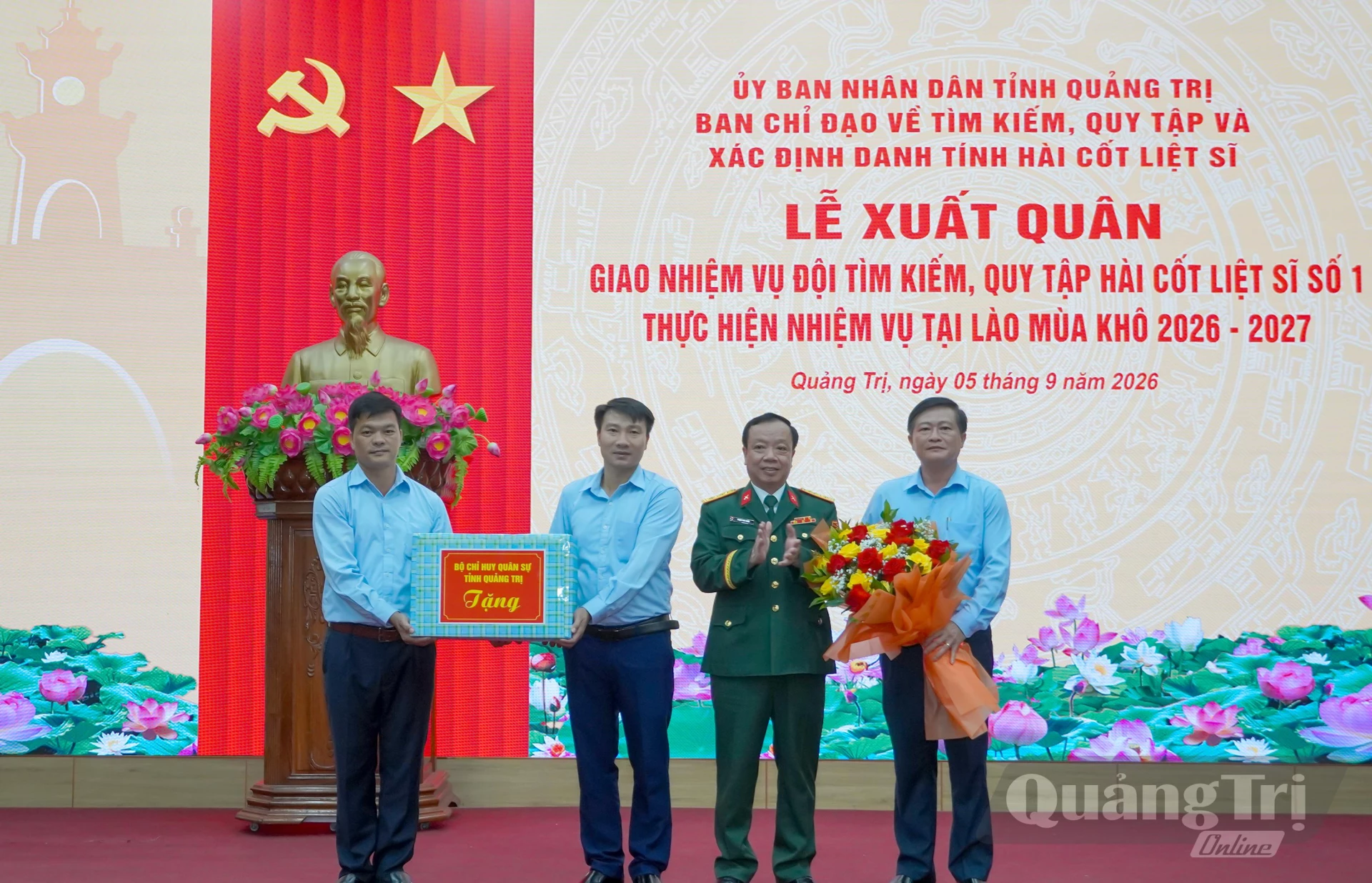 Đại diện lãnh đạo Bộ CHQS tỉnh trao quà động viên Đội tìm kiếm, quy tập hài cốt liệt sĩ số 1- Ảnh: N.H
