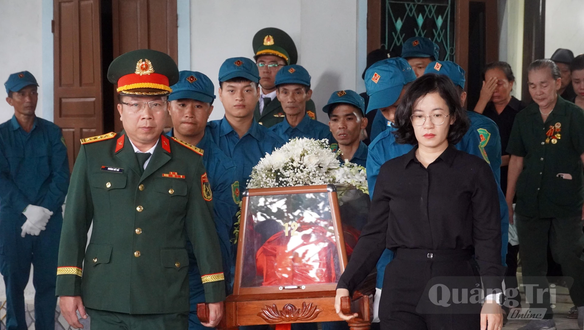 Lãnh đạo Bộ Chỉ huy Quân sự tỉnh và phường Bắc Gianh di chuyển hài cốt liệt sĩ Nguyễn Quốc Hội về nơi an táng - Ảnh: N.M