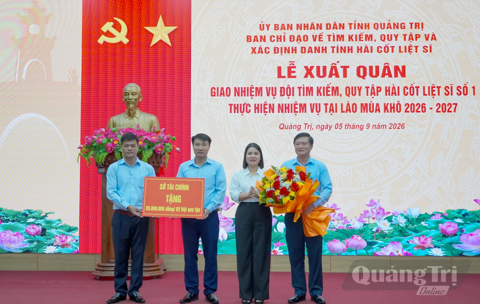 Đại diện lãnh đạo các sở trao quà động viên Đội tìm kiếm, quy tập hài cốt liệt sĩ số 1- Ảnh: N.H