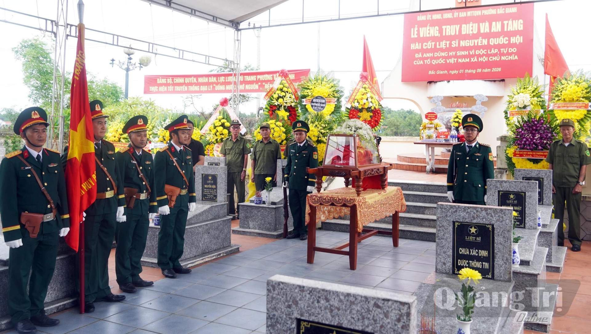 Quang cảnh lễ an táng - Ảnh: N.M