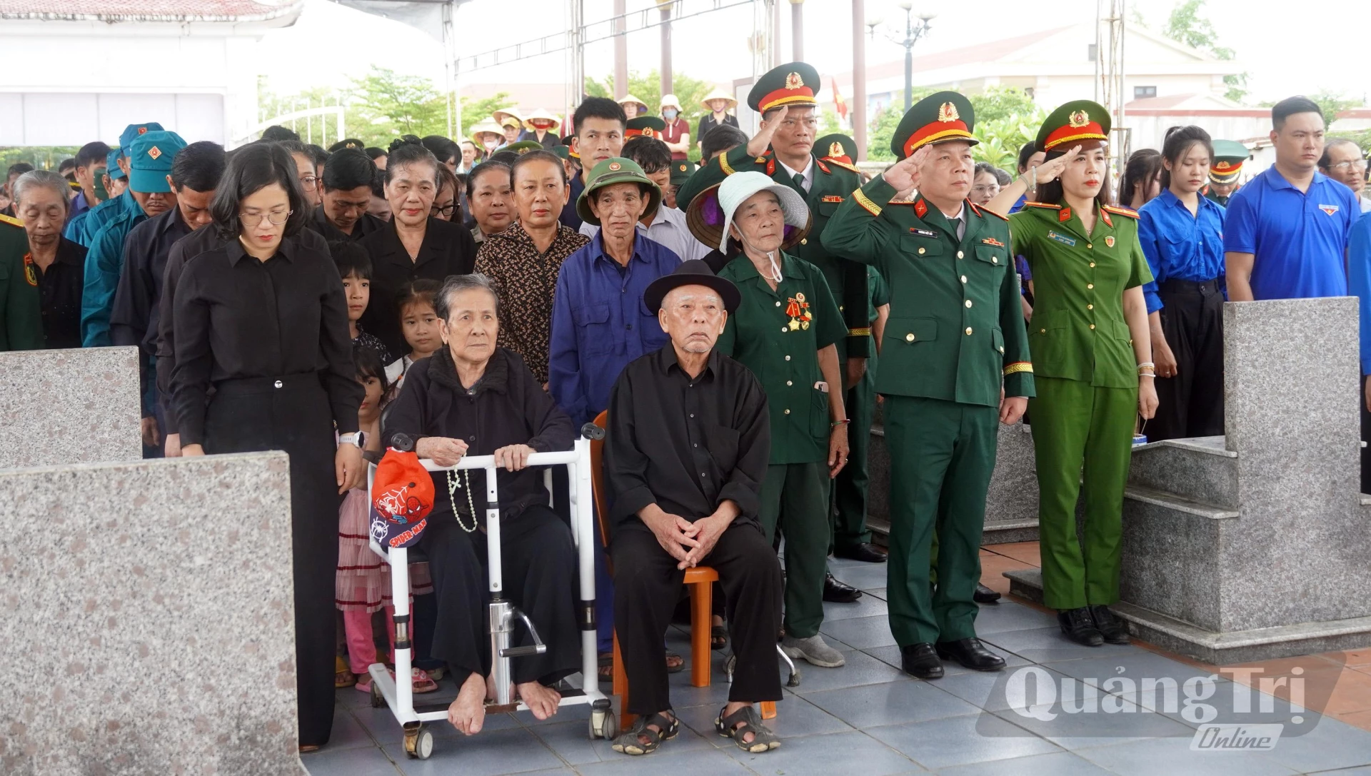 Cán bộ và Nhân dân tưởng niệm liệt sĩ Nguyễn Quốc Hội - Ảnh: N.M