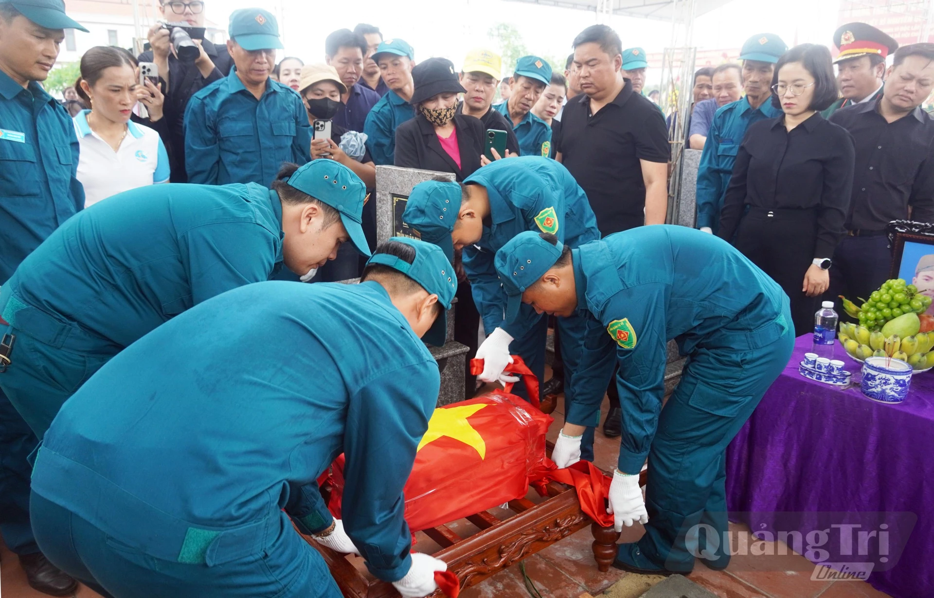 Lễ an táng được tổ chức trọng thể  và xúc động - Ảnh: N.M