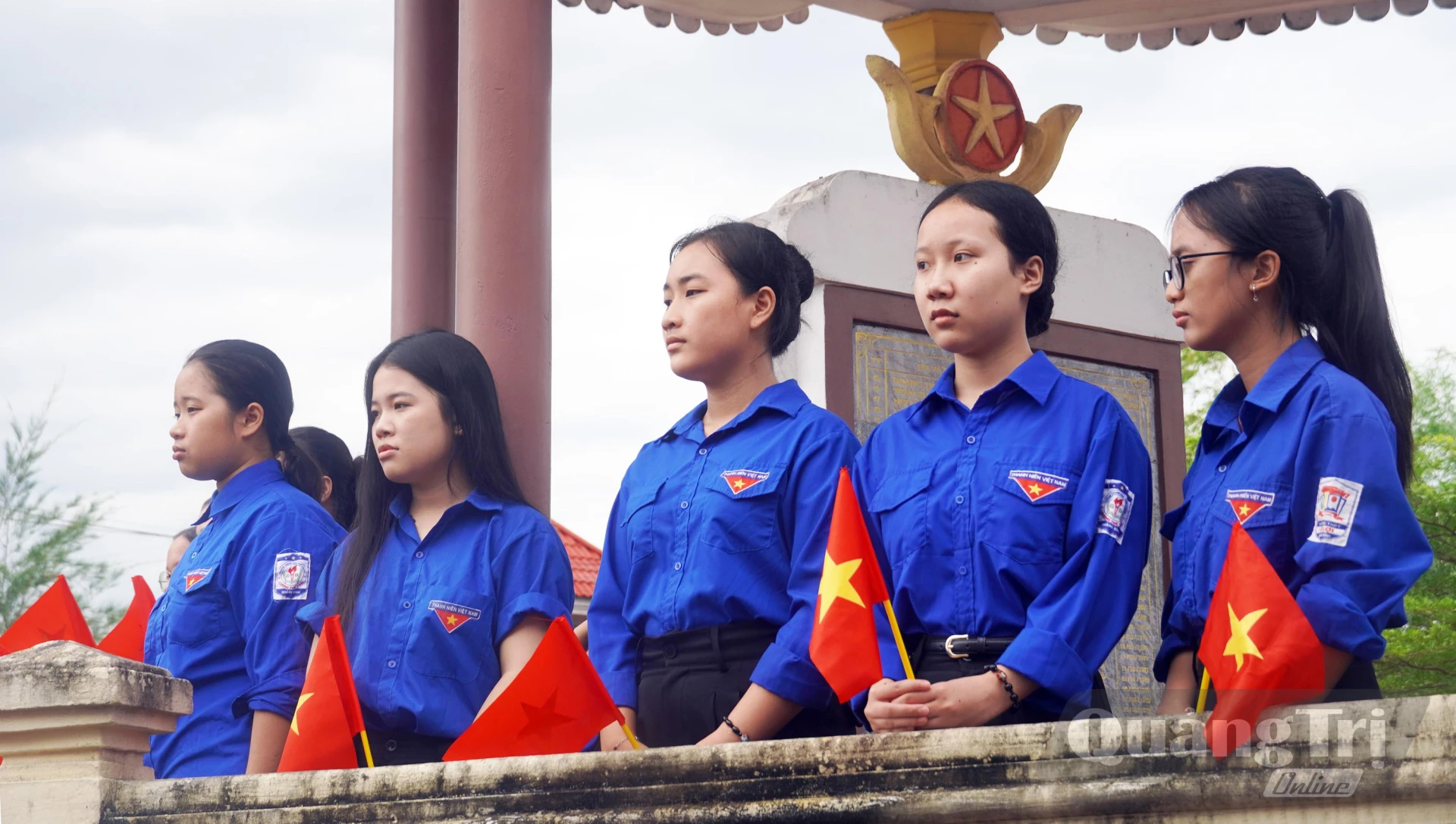 Thế hệ trẻ tri ân liệt sĩ Nguyễn Quốc Hội - Ảnh: N.M